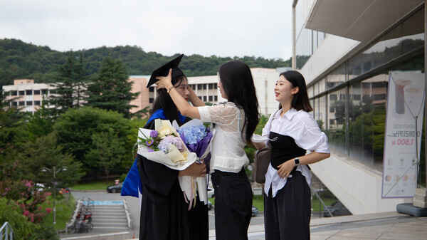 17일 전주대학교 2021학년도 후기 학위수여식 후 후배들이 졸업생에게 학사모를 씌워주고 있다. 사진=전주대 제공