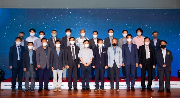 지난 11일 열린 우리별 위성 발사 30주년 기념식에서 ‘우리별 위성 연구팀’과 KAIST 관계자들이 기념 촬영을 하고 있다. 사진=KAIST 제공