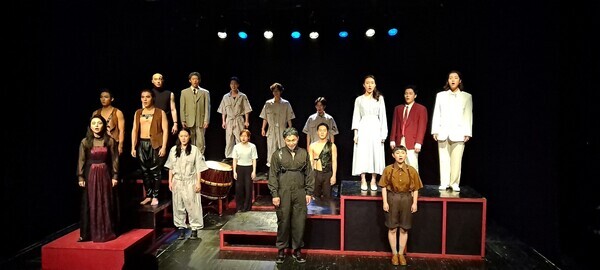 극동대 연극연기학과의 ‘타이터스 앤드러니커스’ 커튼콜 장면.