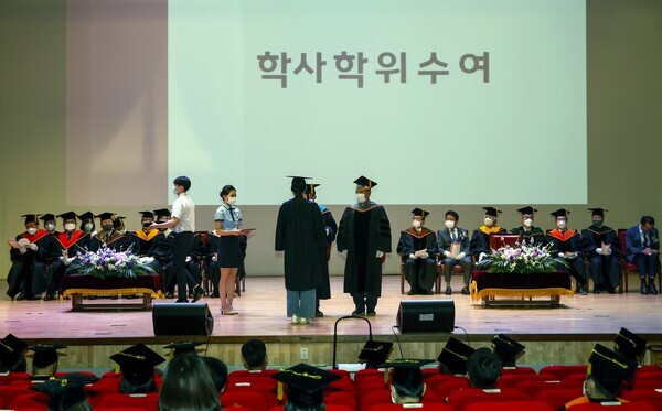 18일 충북대학교 개신문화관 대공연장에서 2021학년도 후기학위수여식이 열리고 있다. 사진=충북대 제공