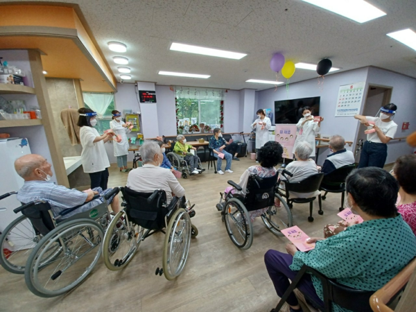 경복대 치위생학과 봉사동아리 예치랑이 지역 어르신들에게 '안심 잇몸 건강관리'를 주제로 봉사활동을  하고 있다. 사진=경복대 제공