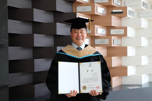 70세에 경영학 박사 학위를 받은 박중보 씨. 사진=금오공대 제공