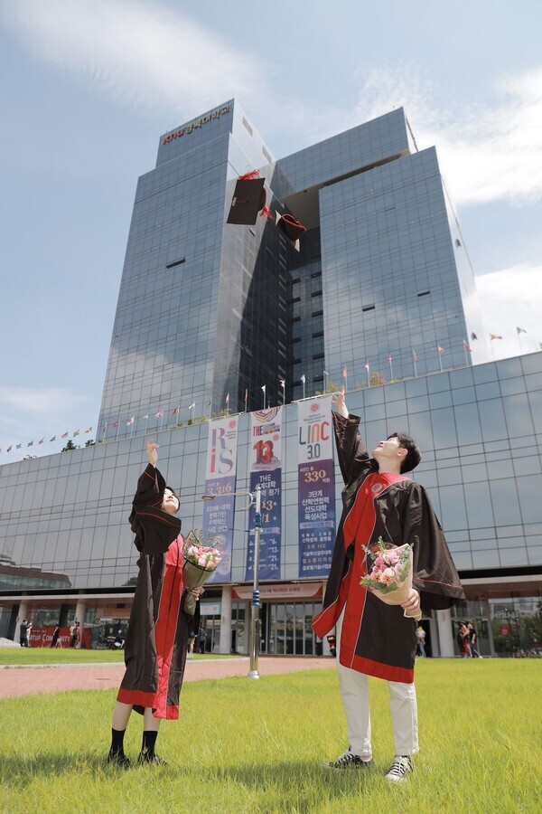 경북대학교는 19일 경북대 글로벌플라자 효석홀에서 ‘2022년 8월 박사학위 수여식’을 했다. 홍원화 총장은 박사 전원에게 학위기를 직접 전달하며 그간의 노고를 격려했다. 홍 총장은 회고사를 통해 졸업생들에게 “자신의 한계와 싸우면서 장애물들을 넘어서서 이제 새로운 시작점에 서 있다”며 “이 마음으로 다음에 찾아올 더 큰 목표를 향해 나아가자”고 격려했다. 이날 학위를 받은 2명의 졸업생이 손으로 하늘을 가리키며 자축하고 있다. 사진=경북대 제공