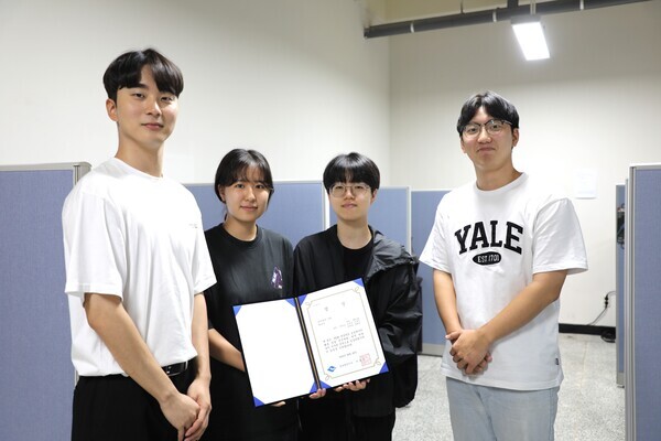 제2회 경북 공공데이터 활용 창업경진대회에서 최우수상을 받은 금오공대 IWD Lab. 연구팀원들이 수상후 기념촬영을 하고 있다. 사진=금오공대 