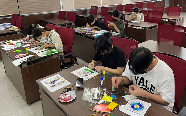 공주의 문화유산과 풍경을 소재로 공예 체험을 하는 참가자들. 사진=공주대 제공