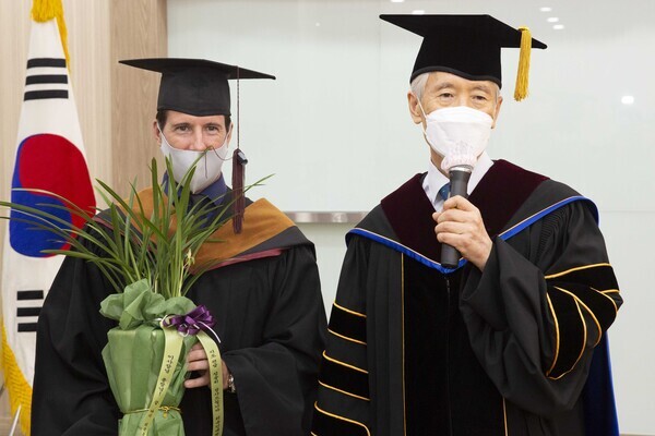 19일 영산대 후기 학위수여식에서 부구욱(사진 오른쪽) 총장이 코너 도란(왼쪽) 졸업생에게 격려의 말을 전하고 있다.