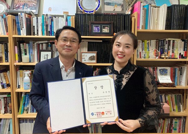 왼쪽부터 동의대 대학원 김치용 스토리텔링학과 지도교수, 유원원 박사과정생.