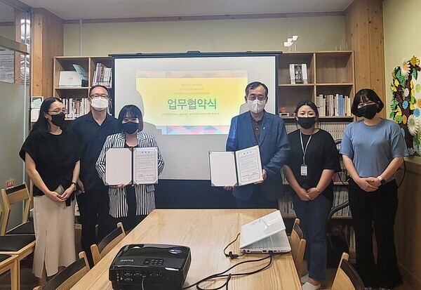 광주대 임형택(왼쪽에서 네 번째) 청소년상담·평생교육학과 교수와 목포시청소년문화센터 이수진( 〃 세 번째) 센터장 등이 업무협약을 체결하고 기념촬영을 하고 있다. 사진=광주대 제공