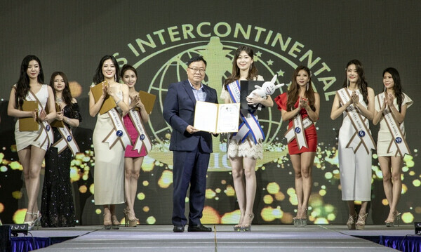 호남대 김벼리 학생이 20일 열린 미스 인터콘티넨탈 탤런트대회에서 1위를 한 뒤 기념촬영하고 있다. 사진=호남대 제공