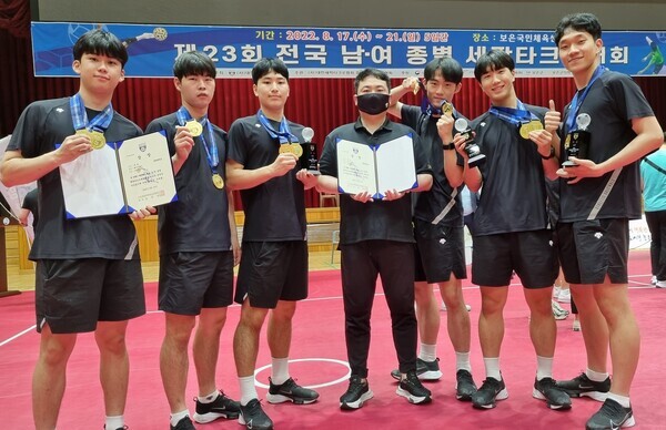 지난 21일 충북 보은국민체육센터에서 열린 ‘제23회 전국 남·녀 종별 세팍타크로 대회’에서 우승한 목원대 세팍타크로팀 선수 등이 상장과 우승 트로피를 들고 기념촬영을 하고 있다. 사진=목원대 제공 