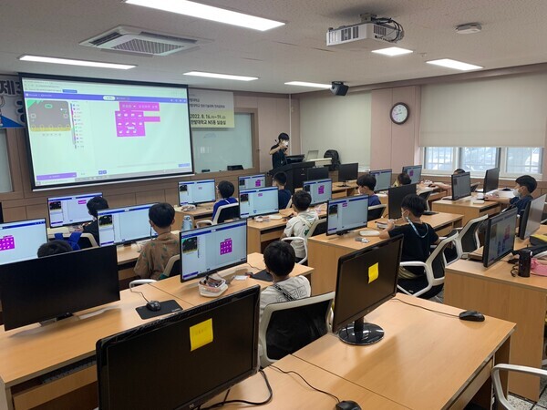 지난 16일 한밭대 제33회 청소년 로봇캠프에 참여한 학생들이 엔트리 코딩 교육을 받고 있다. 사진=한밭대 제공
