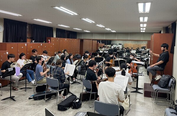안양대학교 음악대학 관현악 전공 학생들이 관현악실에 차린 캠프에서 10월 열리는 연주회를 대비해 집중연습을 하고 있다. 사진=안앙대 제공