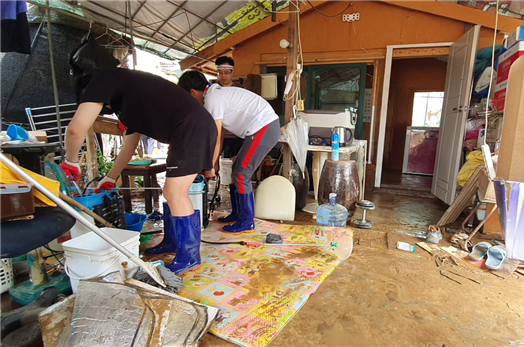 한국복지대 총학생회가 수해 피해 농가에서 복구활동을 하고 있다. 사진=한국복지대 제공