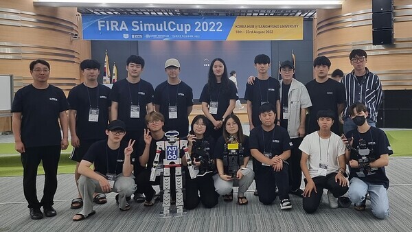 국제로봇대회 FIRA 2022 SimulCup에 참가해 전 부문에서 입상한 상명대 휴먼지능로봇공학과 학생들이 기념촬영하고 있다. 사진=상명대 제공