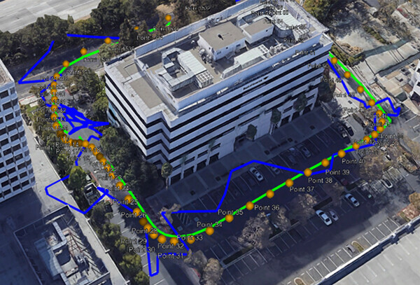 주황색 궤적을 이동하며 취득한 스마트폰 GNSS 데이터 처리결과. 청색선은 오차가 10~30m 수준의 google 처리 결과이며, 녹색선은 오차가 1~5m 수준인 세종대 처리 결과다.