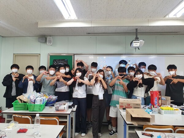 숭실대 공과대학 학생회가 진행한 2022 공학교육봉사 프로젝트에 참여한 학생회 회원과 영등포고 학생들이 기념촬영을 하고 있다. 사진=영등포고 제공