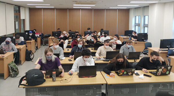 계명대가 개설한 '글로벌실감게임 마이크로디그리' 과정 첫 이수생인 프랑스 에피텍 유학생들이 강의를 수강하고 있다. 사진=계명대 제공