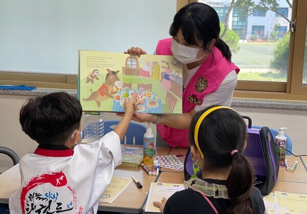 호남대 동아리 ‘ODA가다’ 회원이 초등학생들에게 손 씻기와 올바른 마스크 착용 등 감염병 예방을 교육을 실시하고 있다. 사진=호남대 제공