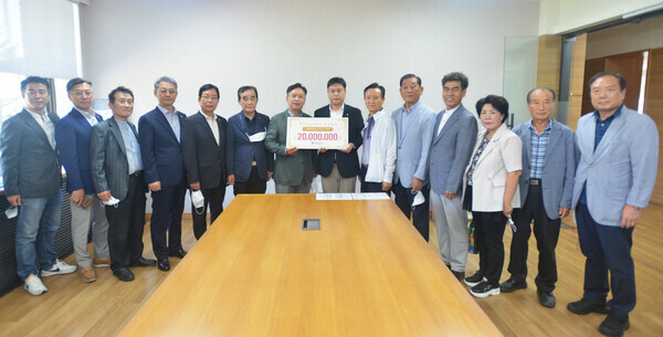 경북전문대 총동창회의 대학발전기금 전달식에서 참석자들이 기념촬영을 하고 있다. 사진=경북전문대 제공