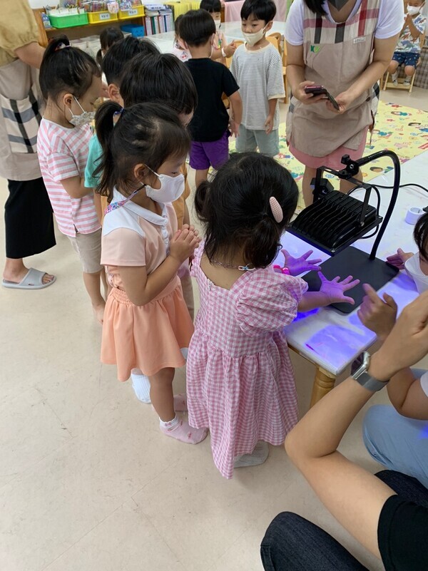 건양대 간호학과 학생들이 여름방학을 이용해 건양어린이집에서 어린이들을 대상으로 손씻기 교육 재능기부 봉사활동을 하고 있다. 사진=건양대 제공