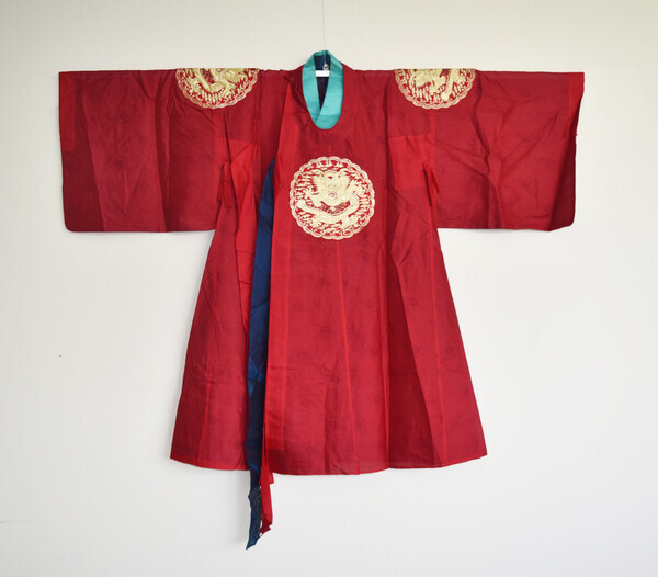 경도주단 대표 채영기· 정덕숙 부부가 경상국립대박물관에 기증한 홍룡포.