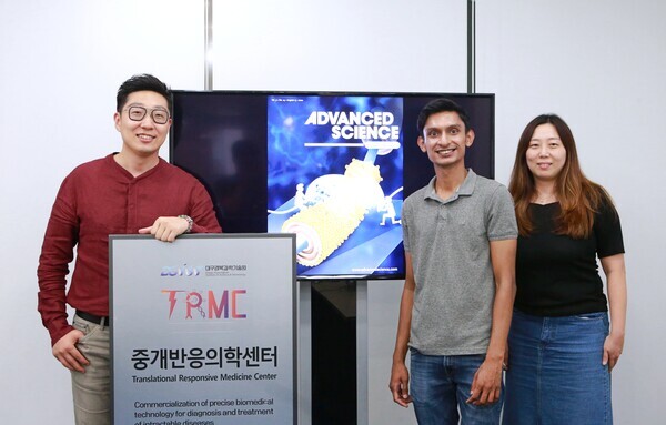 왼쪽부터 DGIST 김민석 교수, Aseer Intisar Tasnuf 석박사통합과정생, CTCELLS 신현영 이사.