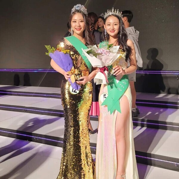 왼쪽부터 진(眞) 수상자 박채원, 미(미(美)) 수상자 한여름.