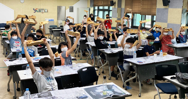 경상국립대가 지난 23일 진주시 지역아동센터 오린이들을 초청, ‘제17회 나무사랑 체험교실’을 열었다.