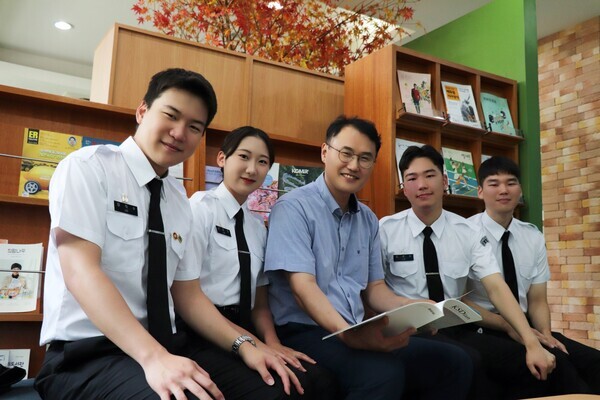 극동대에 입학한 형제·남매. 왼쪽부터 이익수, 이윤아 학생, 이진혁 군사학과장, 임준희, 임준서 학생.