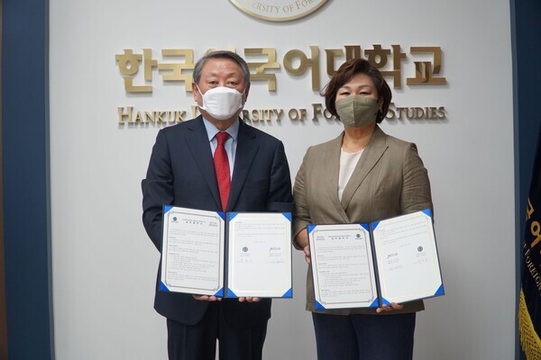 박정운(왼쪽) 한국외대 총장과 최정숙 국립심포니 대표이사가 업무협약을 체결한 뒤 협약서를 펼쳐보이고 있다. 사진=한국외대 제공