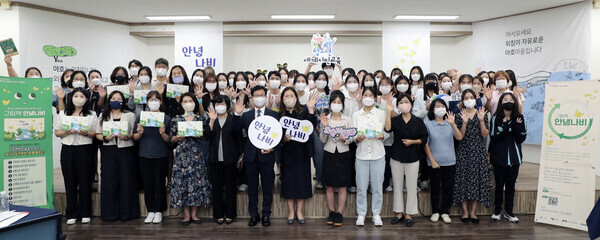 호남대 간호학과 동아리 ‘ODA가다’ 회원들이 글로벌 건강교육 그림책 ‘안녕 나비’를 펴낸 뒤 출판기념식을 갖고 기념촬영하고 있다. 사진=호남대 제공