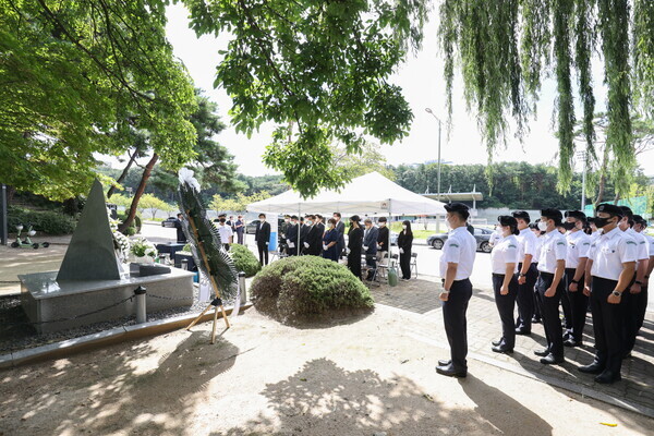 강원대 춘천캠퍼스 연적지에 위치한 추모비에서 열린 고 이희령·최경애 부부 추모식 모습. 사진=강원대 제공 