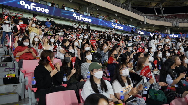 수원여대가 지난 8월 31일 수원 kt 위즈파크에서 2학기 개강에 맞춰 야구장 개강 파티를 열고 있다. 사진=수원여대 제공