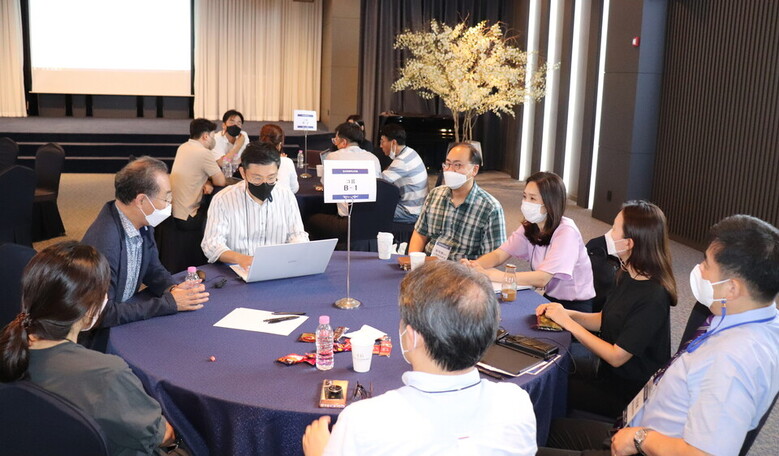 혁신포럼에 참가한 교수들이 그룹별 원탁토론을 하고 있다. (사진=한신대학교)