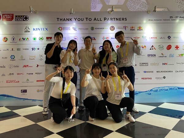 인도네시아 뷰티 박람회에 참가한 한국외국어대 GTEP사업단 1팀원들. 사진=한국외국어대 제공