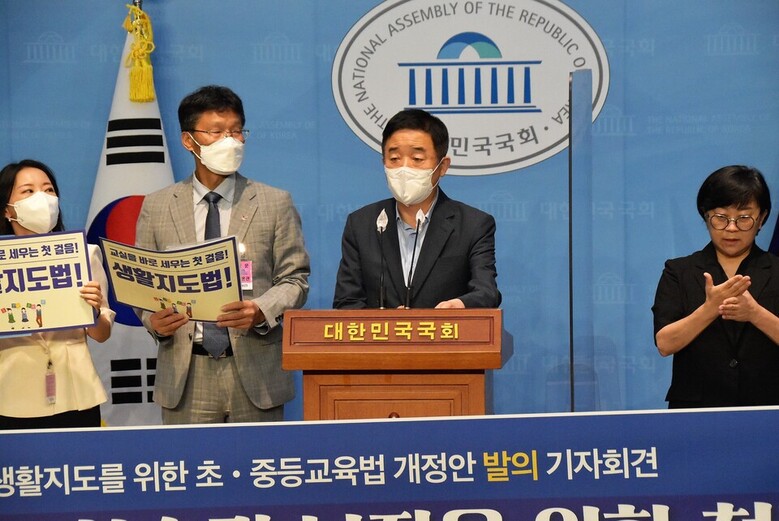 강득구 더불어민주당 의원과 교사노조연맹이 5일 서울 여의도 국회 소통관에서 '초중등교육법 개정안' 발의및 통과 촉구 기자회견을 하고 있다. 사진=강득구 의원실 제공