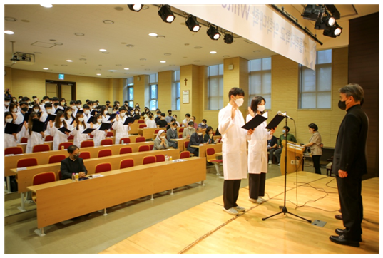 가톨릭대 약학대학 5학년 학생들이 지난 2일 열린 ‘화이트코트 세리머니’ 행사에서 디오스코리데스 선서를 하고 있다. 사진=가톨릭대 제공