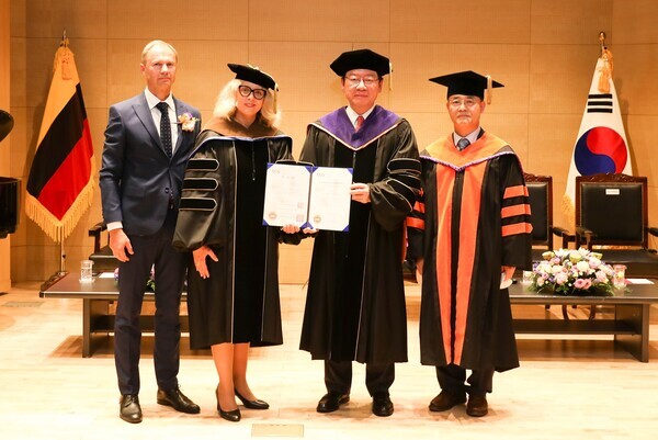 동서대가 5일 리투아니아 국립 미콜라스 로메리스 대학교 잉가 잘레니에네 총장에게 명예 경영학박사 학위를 수여했다. 사진=동서대 제공