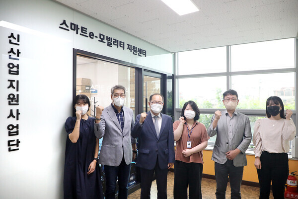 이재용(왼쪽에서 세 번째) 총장 등 영남이공대 관계자들이 지난 5일 스마트e모빌리티 지원센터 개관식에서 파이팅을 외치고 있다. 사진=영남이공대 제공