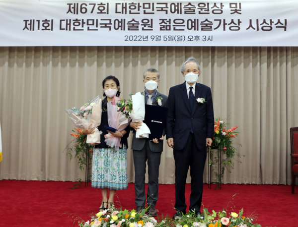 경희사이버대  기택 교수(가운데)는 지난 5일 대한민국예술원 대회의실에서 열린 ‘제67회 대한민국예술원상 시상식’에서 기념촬영을 하고 있다. 대한민국예술원 사진