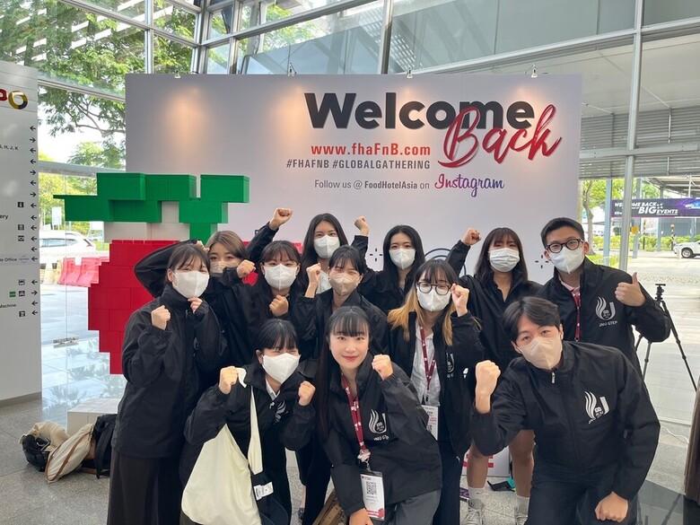 제주대 GTEP 사업단이 2022 싱가포르식품박람회(FHA)에 참가해 파이팅을 외치고 있다. 사진=제주대 제공