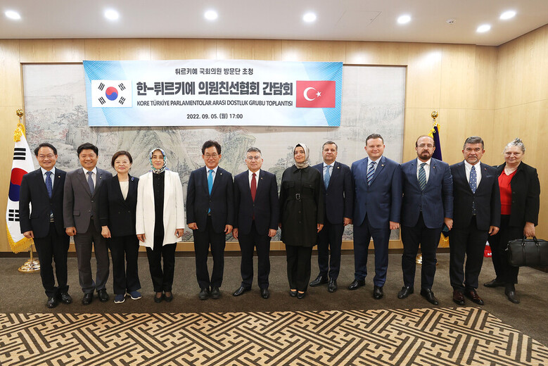한-튀르키예 의원친선협회 간담회에 참석한 한국과 튀르키예 의원들이 기념촬영하고 있다. 사진=유기홍 교육위원장실 제공