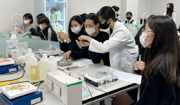 인제대가 마련한 '인제 공학의 날' 행사에 참가한 경남지역 고교생들이 나노융합공학부와 의생명공학과, 제약공학과 전공 체험을 하고 있다. 사진=인제데 제공