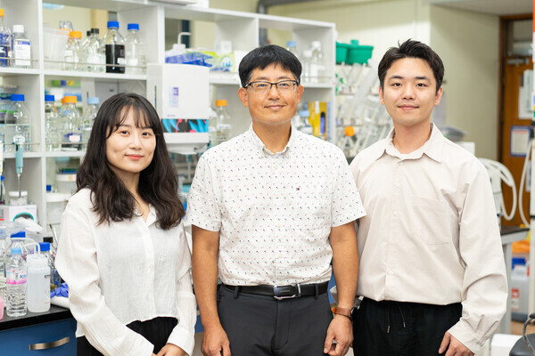 왼쪽부터 권나현 석사과정생, 권인찬 교수, 이재훈 박사과정생. 사진=GIST 제공