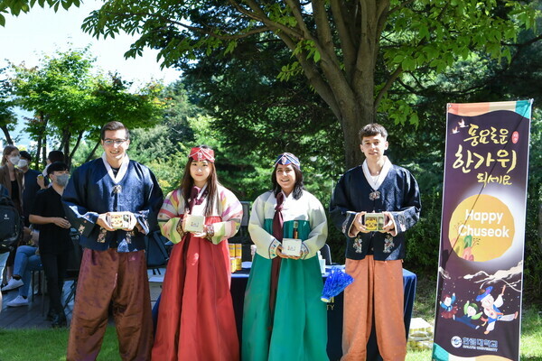 한림대가 7일 추석 연휴를 앞두고 외국인 유학생을 위한 ‘추석맞이 떡 나눔 행사’를 가졌다. 사진=한림대 제공
