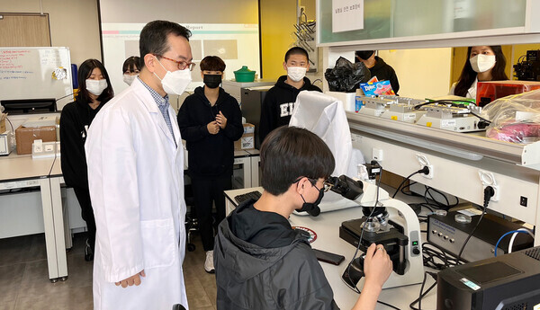 인제대 의료·헬스케어IT공학과의 전공 체험에 참가한 김해 경원고 학생들이 실험 기기들을 작동시켜보고 있다.. 사진=인제대 제공