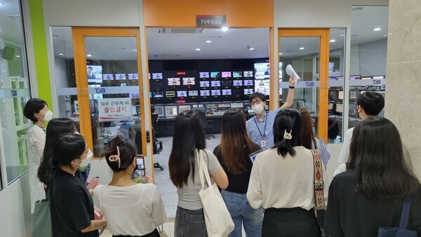 한남대 ‘친구야! 회사 가자’ 프로그램 참가자들이 TJB대전방송을 찾았다. 사진=한남대 제공