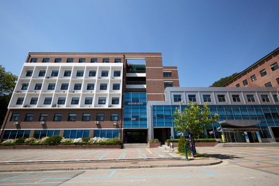 한림대학교. 본관.