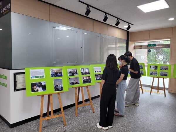 충북대 사범대학이 네팔 교육봉사 활동의 기록을 담은 사진전을 13일부터 열고 있다. 사진=충북대 제공