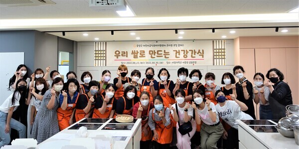 ‘우리 쌀로 만드는 건강간식’ 쿠킹클래스에서 조리원들이 손하트를 만들어보이고 있다. 사진=서일대 제공